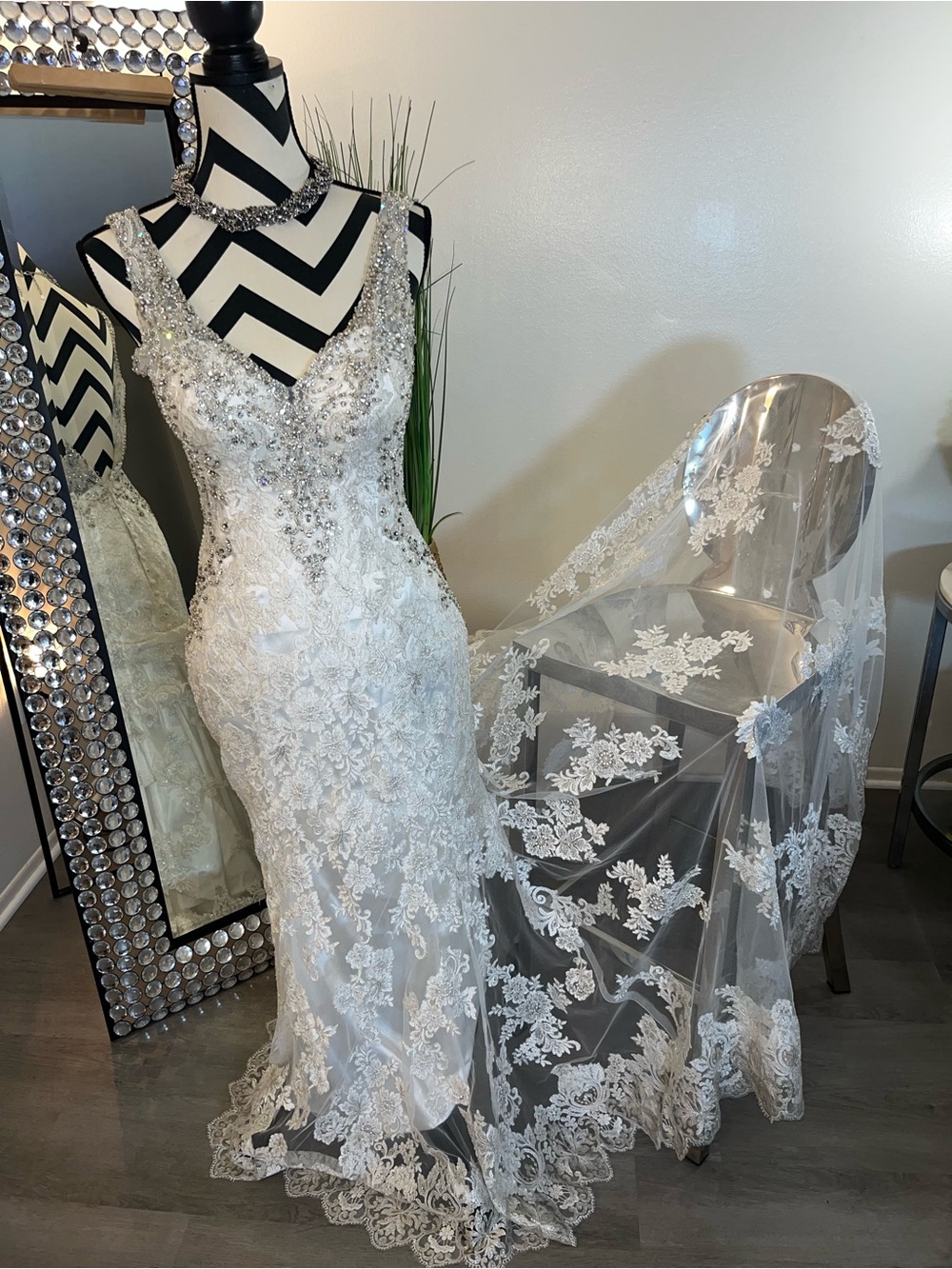 Beautiful Allure Bridals Lace Wedding Gown Size 10 - Picture 9 of 16